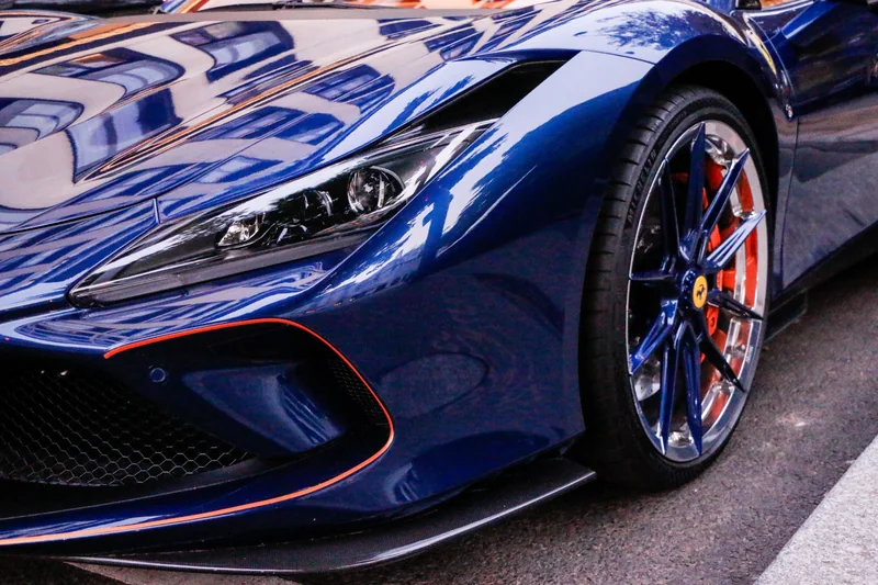Detalhe de um automóvel esportivo azul