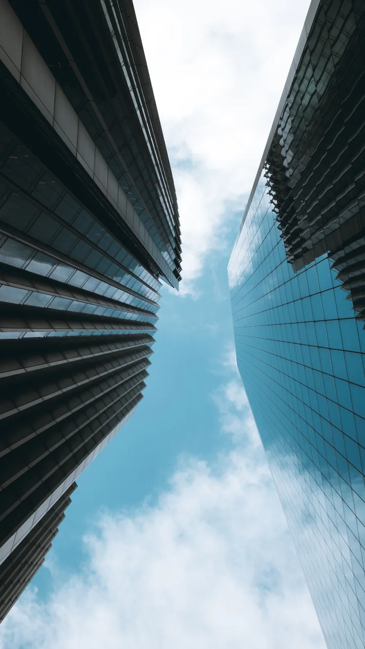 Vista entre edifícios modernos em direção ao céu