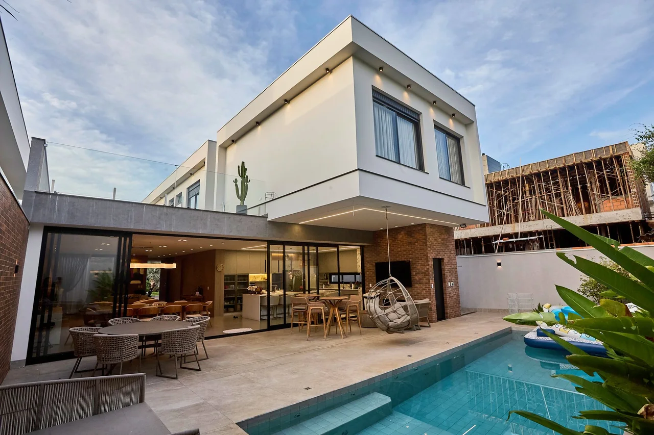 Casa contemporânea com área externa e piscina