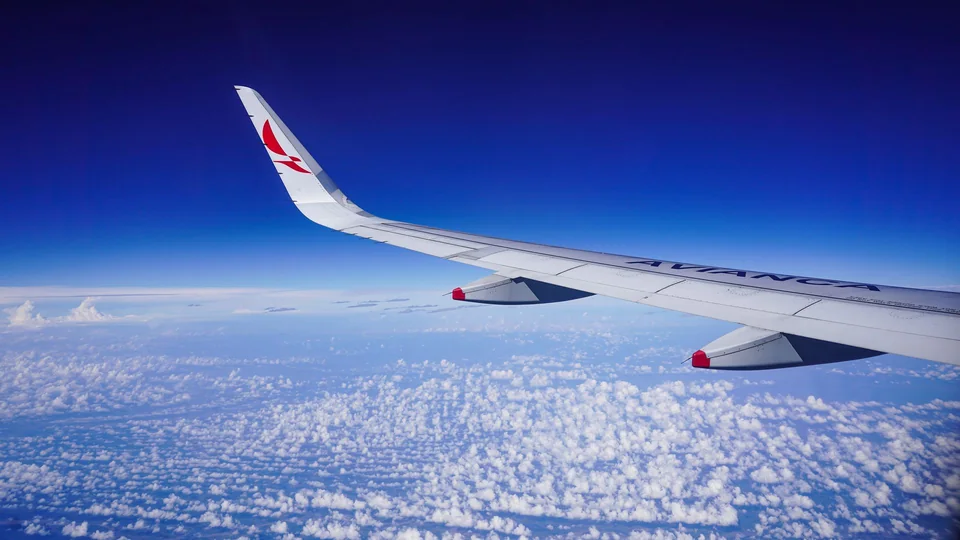 Vista da asa de um avião sobre as nuvens